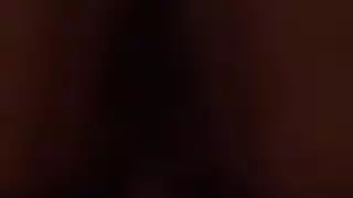 ترتدي جبهة مورو الآسيوية الجوارب السوداء أثناء الاستعداد لاتخاذ ديك قاسي في أعماق حلقها.