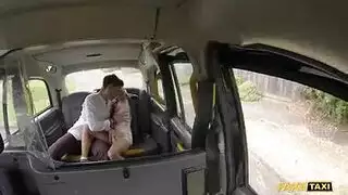حبيبين هيجانين يمارسوا الجنس في التاكسي واللبوة تأخذ زب حبيبها في عدة أوضاع