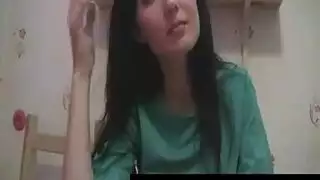 فاتنة المشاغب مع الثدي الكبيرة هو مص صخرة صديقها الصخري شلونج، على الأريكة