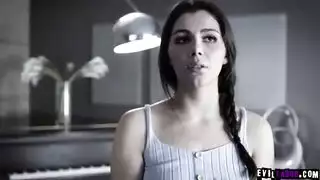 صاحب المنزل يأمر الخادمة الأوروبية السكسي أنها تلحس زبه بفمها حتى ينظف تماماً