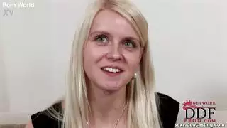 هذا العضو التناسلي النسوي الشقراء لا يمكنه الانتظار حتى يتم تجريده من سراويله الداخلية للبدء