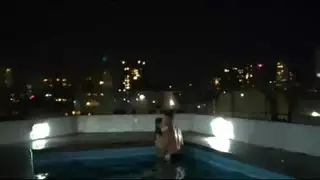 لم يكن الماء كافياً لإخماد النار ، لذلك مارسنا الجنس في المسبح (المرة الأولى لي في بركة)