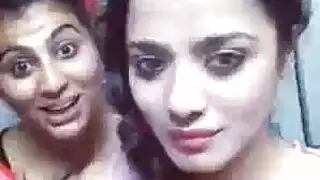 قامت امرأة مذهلة بتسجيل ثديها الكبير حتى يتمكن أصدقاؤها من مشاهدتها وهي تستحضر طوال اليوم.