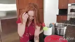 أمي البدينة تمتص بلطف ديك ربيبتها الصعب ، بينما لا يتم إصلاح منزلها