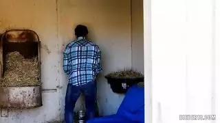 بدلاً من الدراسة الجادة من أجل امتحانها ، فإن الرقيق الجنسي يشق طريقه مع رجل وسيم