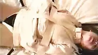 امرأة سمراء مكممة ذات شعر أحمر طويل ، فيرونيكا أفلوف مشغولة للغاية في امتصاص قضيب صلب من الصخور