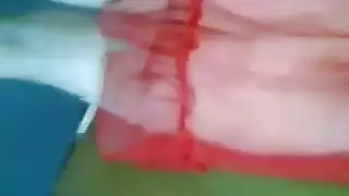 مفيش امتع من الاحمر الشفاف على جسم اللبوه اللى بتهيج جوزها المسافر بعرض نيك
