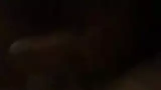 سمين ، امرأة بريطانية مستلقية على الأريكة وتتصبع بوسها المشعر على أريكة جلدية.