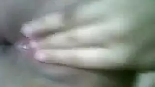 امرأة سمراء مثيرة وكعبها العالي الأزرق كانت تحصل على كرات عميقة ، في نفس الوقت