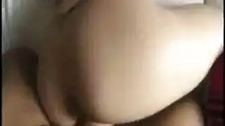 يرتدي العسل التايلاندي ملابس مثيرة ويلعب بقضيب اصطناعي وردي ، فقط من أجل المتعة