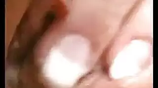 بعد عيد ميلادها ، فتاة مفلس تمارس الجنس الساخن في غرفة نومها ، في الملهى الليلي