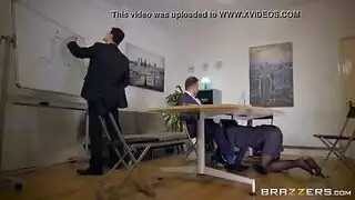 ميا ميلوني تمتص ديك عشيقها مثل عاهرة ، لأنه في حبها سرا
