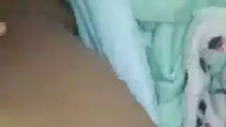 الدهون والكلبة السوداء، جينا يرتدي عازمة السماء حول الديك الضخم الأبيض وجاهزة للمتعة.