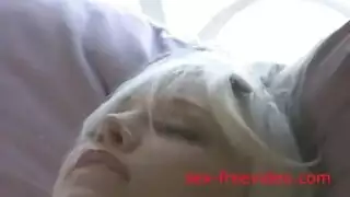 تقدم الشقراء الشاحبة التي لا تشبع ، شقها إلى أي شخص لديه ما يكفي من المال لدفعها