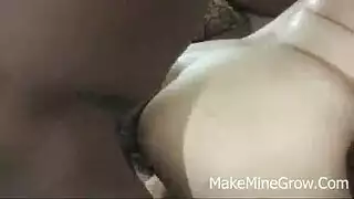 امرأة سمراء ناضجة جديدة تنتشر ساقيها لرجل أسود منحرف يريد فقط أن يمارس الجنس معها