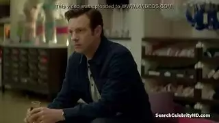 سيدة امرأة سمراء المظهر المذهلة في الصنادل مع الكعب العالي هي ركوب الديك رجل عجوز ضخم.