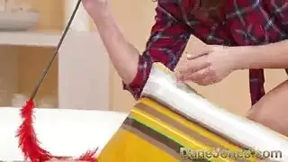 سيدة تنظيف التغريد هي مص الديك الثابت لصاحب العمل، في حين أن الرجل الآخر ينتظر دوره.