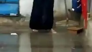 الكلبة قرنية ، في ثوب زهري ، قررت ترينيتي تايلور ممارسة الجنس مع مالكها الناضج