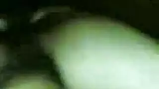 كان زوجان إندونيسي يمارسان زوجها مع زوجها، بينما كانت في العمل طوال اليوم.