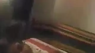 صوفي دي يرتدي طباعة الحيوانات، واللباس المثيرة والحصول على الثابت مارس الجنس في الحمار.