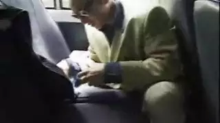 كانت فتاتان تمارسان الحب على الشاطئ عندما رأيا رجلًا مع ديك كبير جدًا