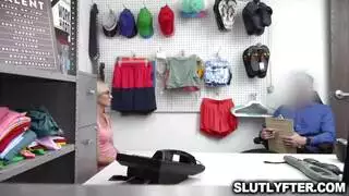 فتاة سمينة ذات صدر صغير تمارس الجنس في مستودع مع حارس أمن ناضج