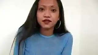 قرنية سمراء الجمال تظهر لها حلق كس