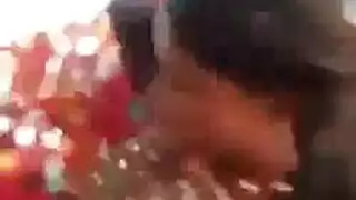 الكلبة قرنية هي فرك شاق شريكها الأسود الصعب، في حين أنه يصنع صراخها