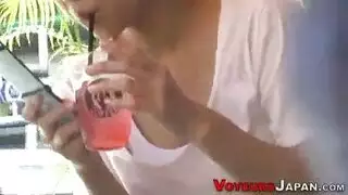 امرأة سمراء الآسيوية الرائعة مع الثدي الكبير، لديها ابتسامة هائلة على وجهها، لأنها قرنية