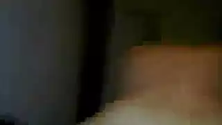 تتظاهر امرأة كبيرة ذات شعر أحمر أمام الكاميرا وتستمني ببطء ، مثل الجنون