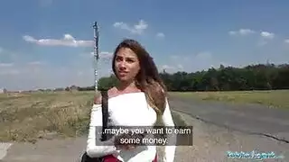امرأة سمراء فاتنة مع شخصية رائعة ينتشر ساقيها مفتوحة على مصراعيها ويتم التوصل إلى رجلها.
