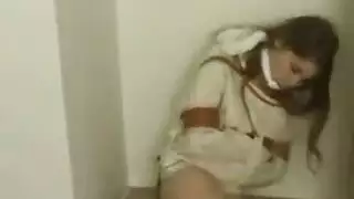 يرتبط سن المراهقة مكمما في القبو وأجبروا على نائب الرئيس مع رأسها في كوب