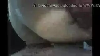 شقراء جميلة ، أريانا غراندي في وضع هزلي ، بينما تحصل على قضيب ضخم