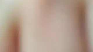 أخت شابة في التنورة السوداء وسراويل داخلية حمراء على شريط فيديو نفسها عندما لم يكن والديها في المنزل الفاخر