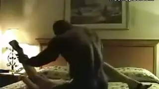 جبهة مورو الجميلة مع الشفاه الحمراء هي الإصبع برفق بوسها وتتكيف من المتعة بينما كومينغ.