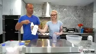 تقوم أليس بينك وتايلور ماي بفرك كسسهما بينما يراقبهما شركاؤهما أثناء العمل