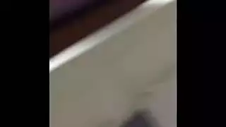 الكلبة الشقراء السمين هو الحصول على بوسها يمسح أمام الكاميرا ويئن أثناء كومينغ