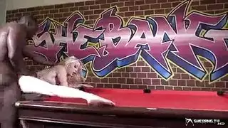 امرأة شقراء سوداء مفلسة على وشك أن تتعرض للتحرش أثناء مقابلة العمل التي تطلبها