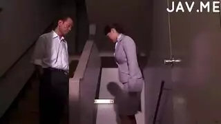 الفرخ الآسيوي يلعب مع رجلين في نفس الوقت ، بينما في غرفة المعيشة