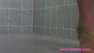 تقعد بكسها فوق وجه صاحبتها و تلحسها ثم تبعبصها في أحلى جنس سحاق