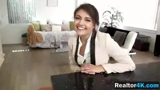 أدريا راي هو الحصول على بوسها ضيق يمسح في غرفة فندق ضخمة فاخرة