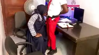 تتمتع المعلمة العربية في الحجاب الطلاب اللعين مثل العبيد في مكتبها كن عضوًا أحمر اليوم!