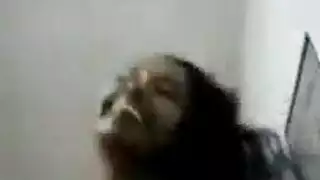 فاتنة مفلس تعطي اللسان إلى تشارلي بينما كان يمارس الجنس معها بقوة من الخلف.