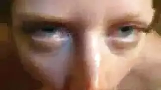 يتعلم المراهق الجميل أسلوبًا جديدًا في ممارسة الجنس الفموي أثناء وجوده في وظيفة مثيرة للاهتمام مع رفاق أقرن
