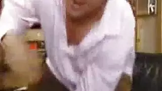 كانت سارة تضاجع رجلاً عرفته لفترة من الوقت وتشتكي من اللذة أثناء كومها