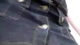 يحصل تلحس فرخ الشباب الساخنة في اللاتكس مثير وعميقة القبضة في الفناء الخلفي