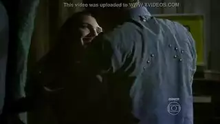 امرأة سمراء جميلة تمتص ديك في سريرها بينما حبيبها الشاب هو لعق بوسها