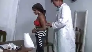 الطبيب مشغول على الرغم من أنه يجب عليه فقط تدوين ملاحظات على مرضاه في مستشفى جميل