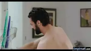 فاتنة شقراء مفعم بالحيوية مع كس مثقوب هو ممارسة الجنس العرضي مع رجل أسود ، حتى كلاهما نائب الرئيس
