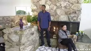 الفحل الأسمر ينيك زوجة مديره أمامه ويجعلها تمص زبه الأسود بينما زوجها الديوث يشاهد